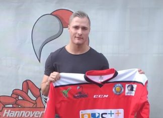 Patrick Klöpper #94 kommt von den Krefeld Pinguinen